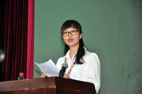 教师代表骆王丽发言
