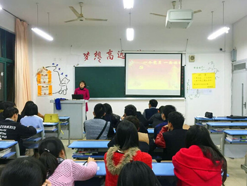 商务系党总支副书记过芹芹为学生上课